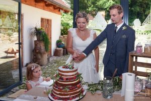 Auch das Anschneiden der Hochzeitstorte entgeht dem Hochzeits Fotografen natuerlich nicht.