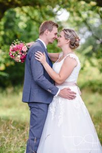 Der Hochzeitsfotograf faengt verliebte Blicke ein.
