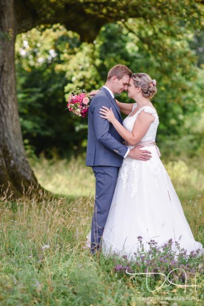 Hochzeitsfotograf faengt die Liebe beim Hochzeitshooting ein.