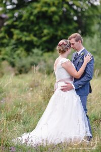 Romantisches Fotoshooting mit einem Hauch von Vintage macht der Hochzeitsfotograf.