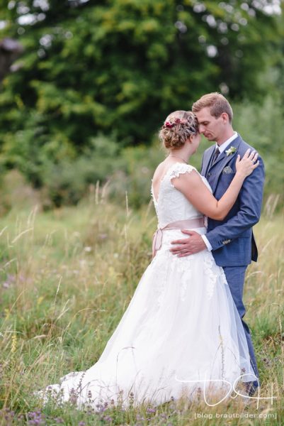 Romantisches Fotoshooting mit einem Hauch von Vintage macht der Hochzeitsfotograf.