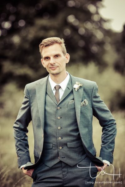 Auch den Braeutigam fotografiert der Hochzeitsfotograf.
