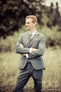 Auch den Braeutigam fotografiert der Hochzeitsfotograf. Detailbilder!