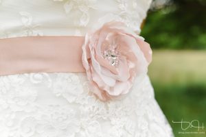 Schoene Detailbilder von Braut und Braeutigam macht der Hochzeitsfotograf.