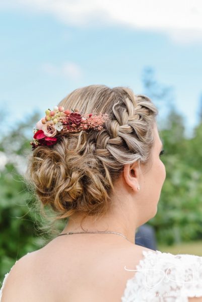 Detailbilder macht der Hochzeitsfotograf. Brautfrisur, Makeup, Brautkleid.