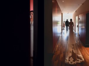 Der Hochzeits Fotograf haelt den grosse Augenblick wenn Braut und Braeutigam sich das erste mal sehen fest. Der Hochzeitsfotograf in Zuerich.