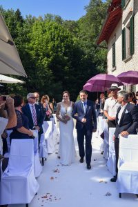Der Hochzeitsfotograf aus Nuernberg in Zuerich. Der Weg zum Altar fotografiert der Hochzeitsfotograf.