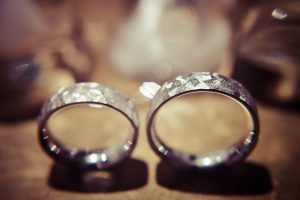 Die Trauringe sind das ewige Band der Liebe. Fotografiert von dem Hochzeitsfotografen.