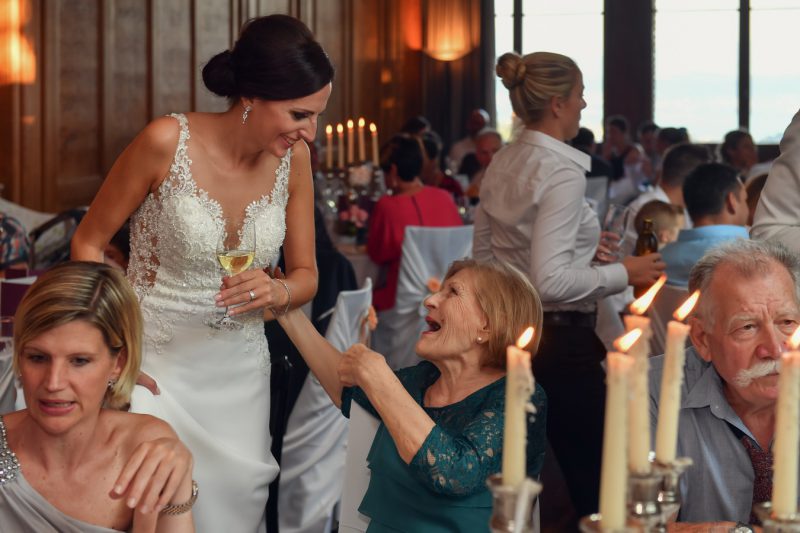 Hochzeitsfotograf faengt das Strahlen der Braut ein. Sorell Hotel Zuerichberg.