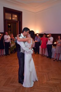 Der Hochzeitstanz im Sorell Hotel Zuerichberg. Die Bilder macht der Hochzeitsfotograf