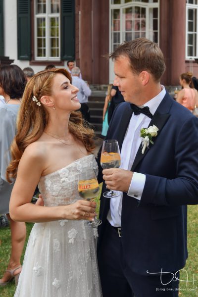 Verliebter Blick zwischen Braut und Braeutigam. Der Hochzeitsfotograf faengt jeden Moment ein.