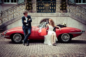 Hochzeitsfotos mit dem Oldtimer Hochzeitsauto macht der Hochzeitsfotograf. Wundervolle Brautbilder. Der Hochzeitsfotograf in der Villa Wenkenhof.