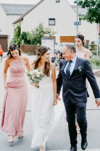 Braut und Brautvater fotografiert der Hochzeitsfotograf