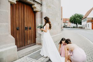 Die Braut kurz vor dem Einzug in die Kirche. Der Hochzeitsfotograf in der Evangelisch-Lutherischen Kirchengemeinde Leerstetten
