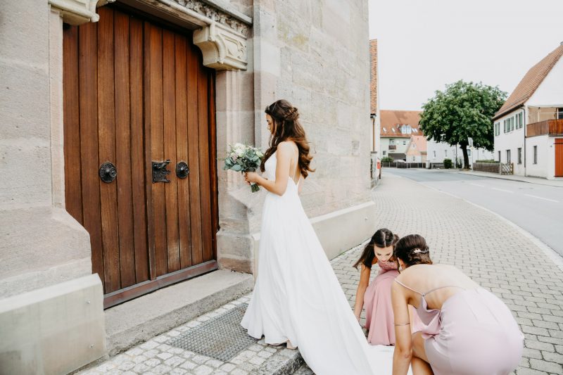 Die Braut kurz vor dem Einzug in die Kirche. Der Hochzeitsfotograf in der Evangelisch-Lutherischen Kirchengemeinde Leerstetten