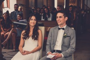 Das Brautpaar vor dem Altar. Der Hochzeitsfotograf aus Nuernberg in Leerstetten