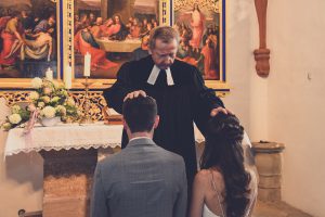 Der Hochzeitsfotograf aus Nuernberg macht die Bilder der kirchlichen Trauung in Leerstetten.