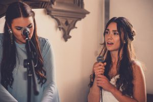 Ein Staendchen fuer den Braeutigam. Der Hochzeitsfotograf haelt alles mit der Kamera fest. Evangelisch Lutherische Kirchengemeinde Leerstetten.