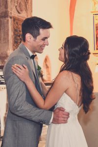 Braut und Braeutigam nach dem Ja-Wort und der Hochzeitsfotograf macht die Fotos.
