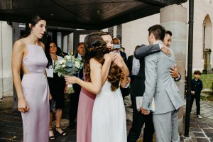 Gratulationen fuer das Brautpaar haelt der Hochzeitsfotograf aus Nuernberg fest.