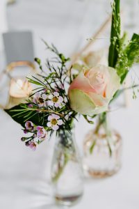 Boho Vintage Hochzeitsdekoration fotografiert der Hochzeits Fotograf aus Nuernberg