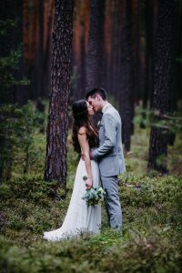 Hochzeitsfotograf aus Nuernberg faengt die Liebe auf Bildern ein. Der Hochzeitsfotograf in Schwanstetten.