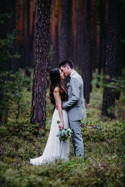 Hochzeitsfotograf aus Nuernberg faengt die Liebe auf Bildern ein. Der Hochzeitsfotograf in Schwanstetten.