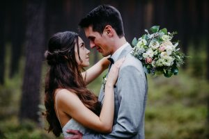 Knistern zwischen Braut und Braeutigam. Hochzeitsfotograf macht wunderbare Hochzeitsbilder.