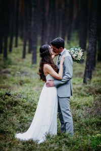 Braut und Braeutigam beim Brautshooting. In Schwanstetten macht der Hochzeitsfotograf die Brautbilder