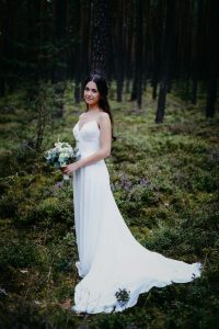 Die Braut fotografiert der Hochzeitsfotograf. Der Hochzeitsfotograf aus Nuernberg in Schwanstetten.