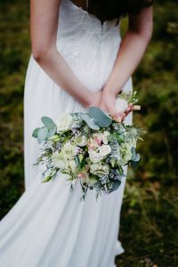 Der Hochzeitsfotograf fotografiert die Details. Brautshooting in Schwanstetten mit dem Hochzeitsfotografen aus Nuernberg