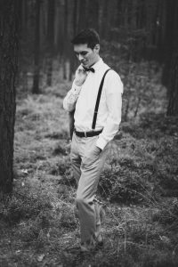 Coole Bilder vom Braeutigam macht der Hochzeits Fotograf aus Nuernberg. Vintage Brautshooting macht der Hochzeitsfotograf
